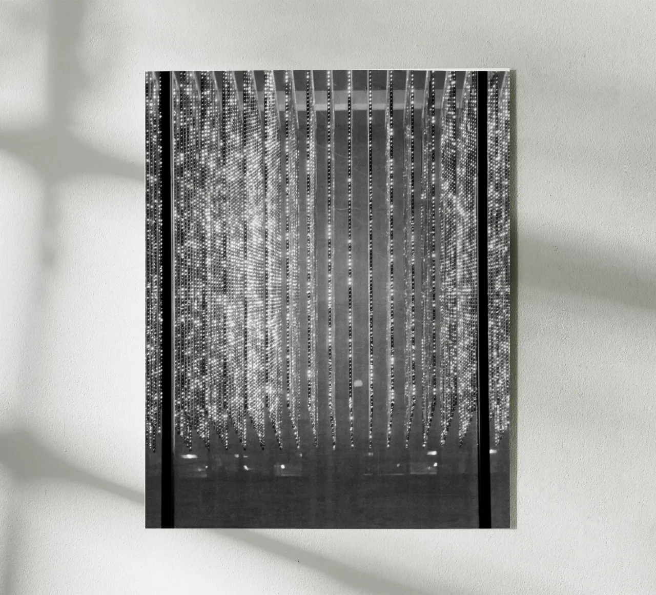 Installazione luminosa in bianco e nero a New York plexiglass da Lisa Jureczko Arts Illustration