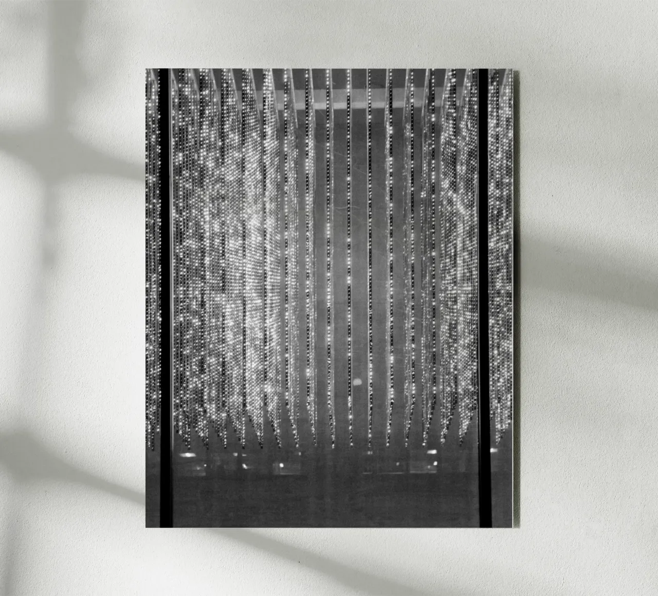Installazione luminosa in bianco e nero a New York alluminio dibond da Lisa Jureczko Arts Illustration