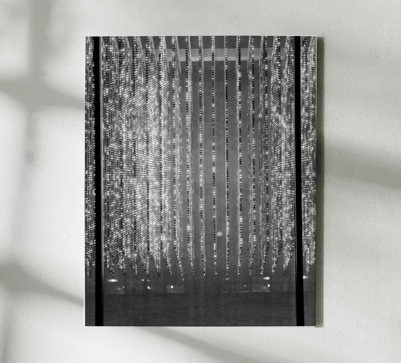 Installazione luminosa in bianco e nero a New York tela da Lisa Jureczko Arts Illustration