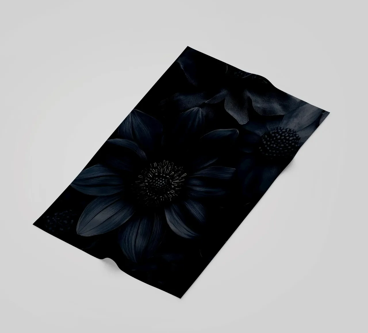 Gotico Vintage Nero Moody Dahlia Fiori telo mare da Flower Garden - Uta Naumann