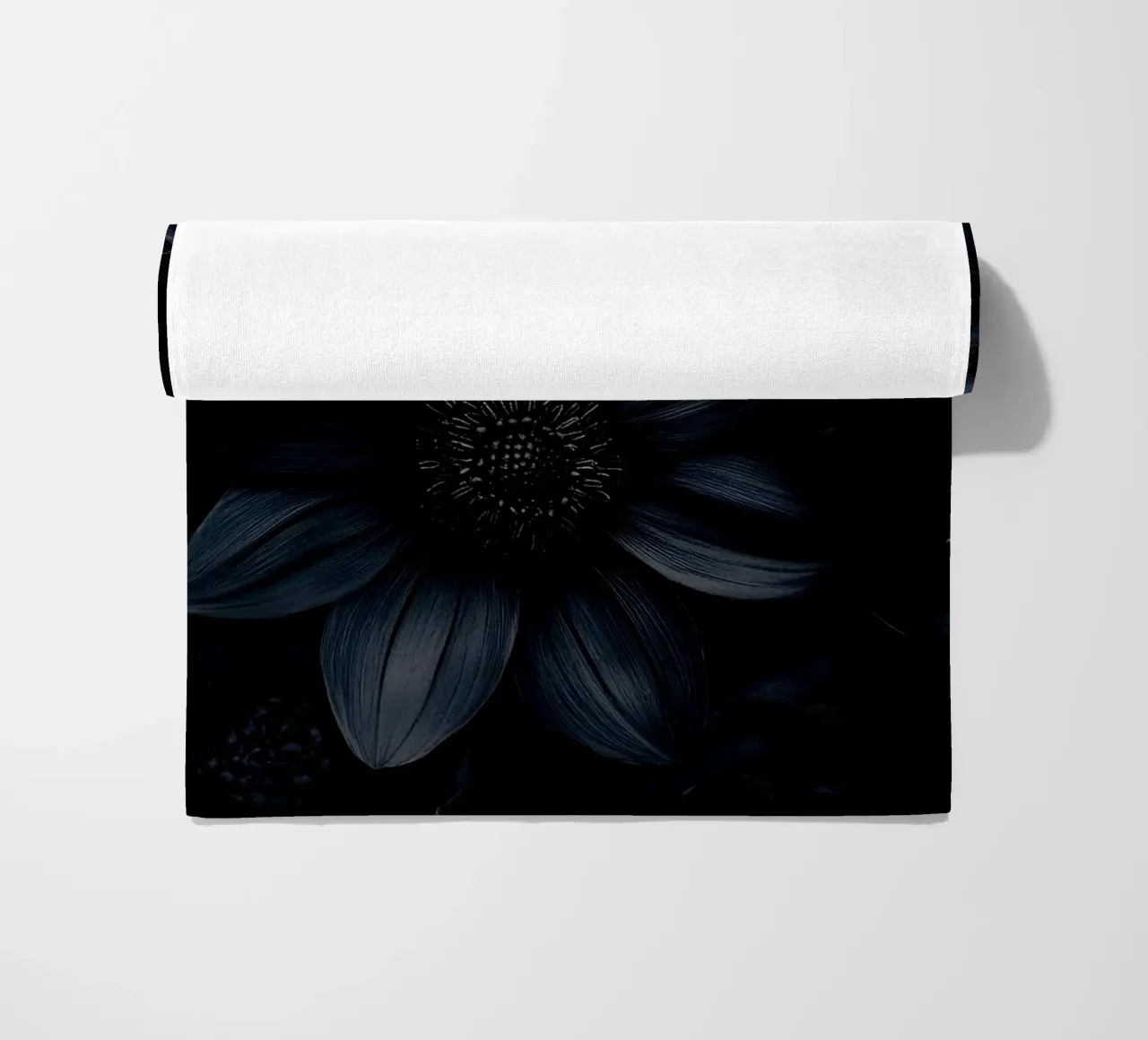 Gotico Vintage Nero Moody Dahlia Fiori telo mare da Flower Garden - Uta Naumann