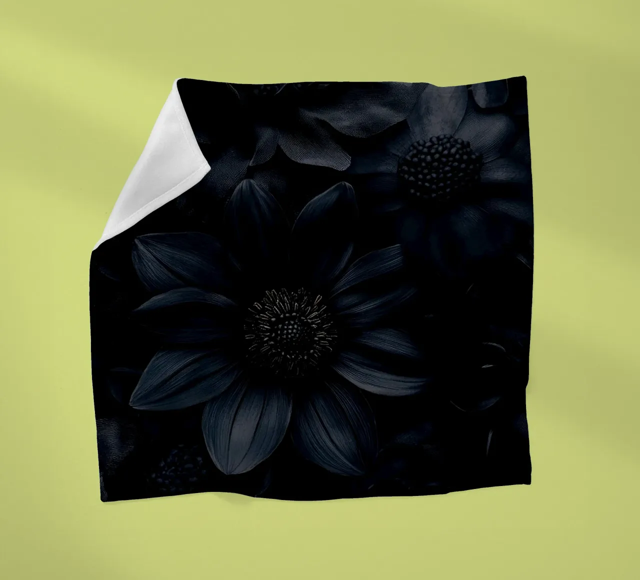 Gotico Vintage Nero Moody Dahlia Fiori coperta in pile da Flower Garden - Uta Naumann