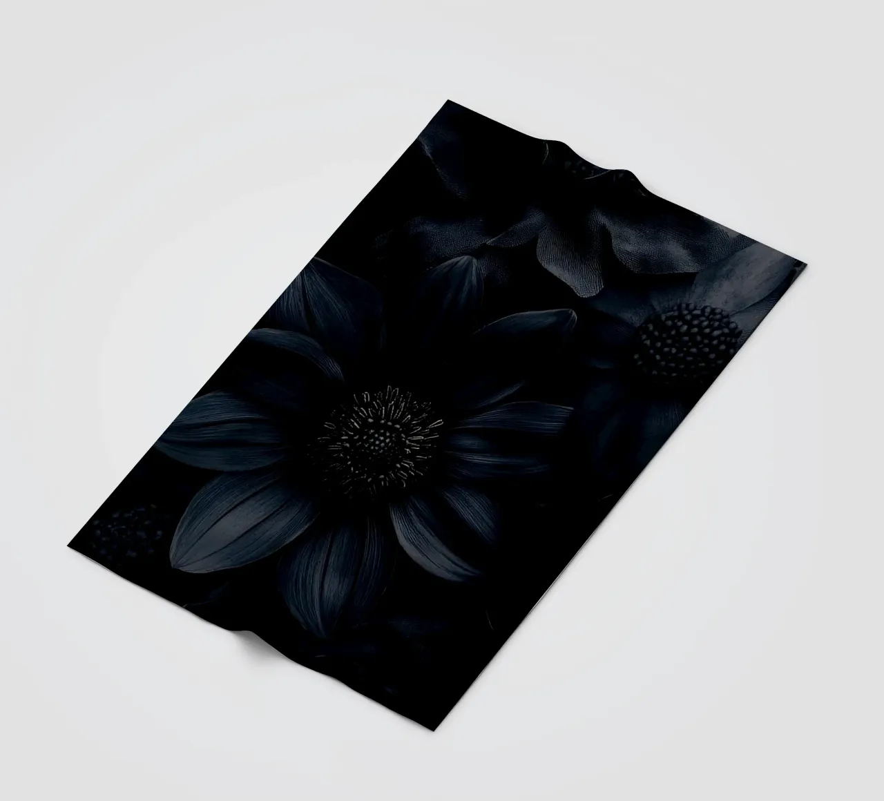 Gotico Vintage Nero Moody Dahlia Fiori coperta in pile da Flower Garden - Uta Naumann