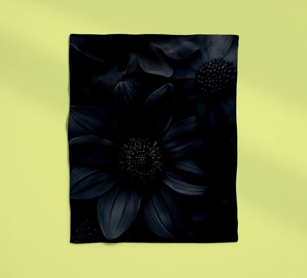 Gotico Vintage Nero Moody Dahlia Fiori coperta in pile da Flower Garden - Uta Naumann