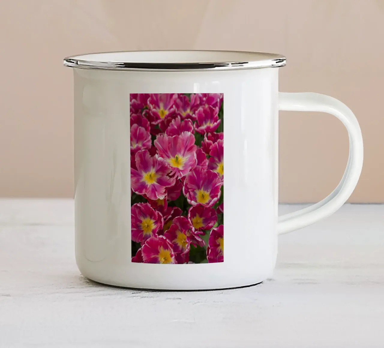 Eleganza floreale: Tulipani rosa in pieno splendore tazza in smalto da Curious Collections by Marielle Leenders