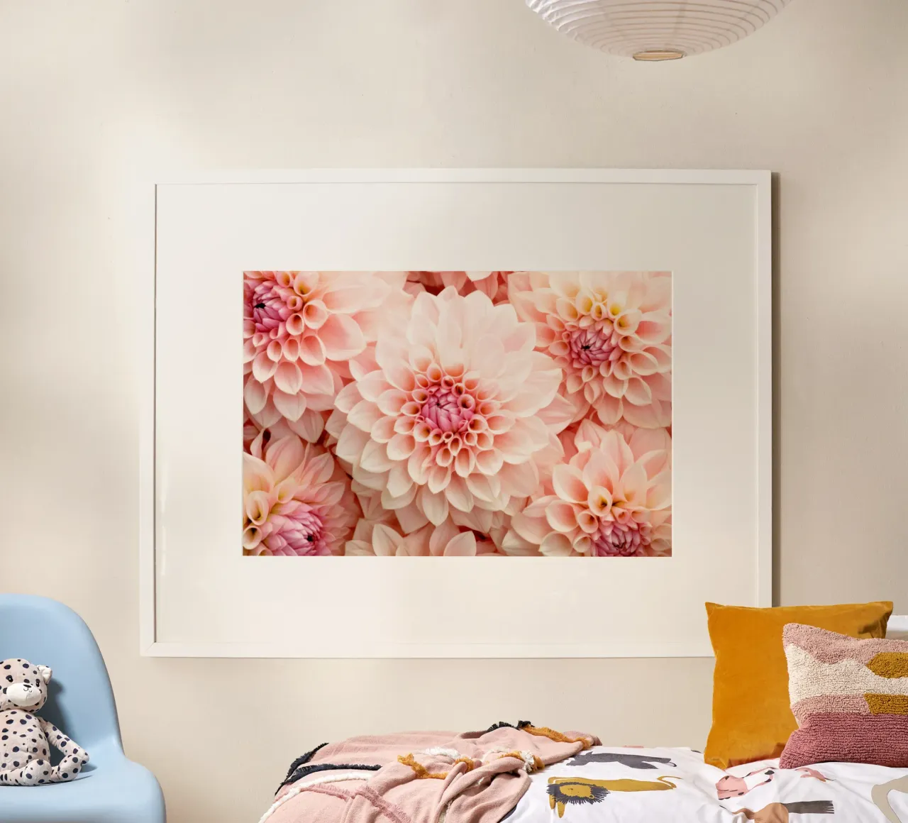 Dalie di velluto morbido color pesca Fiori da giardino poster con telaio in legno da Flower Garden - Uta Naumann