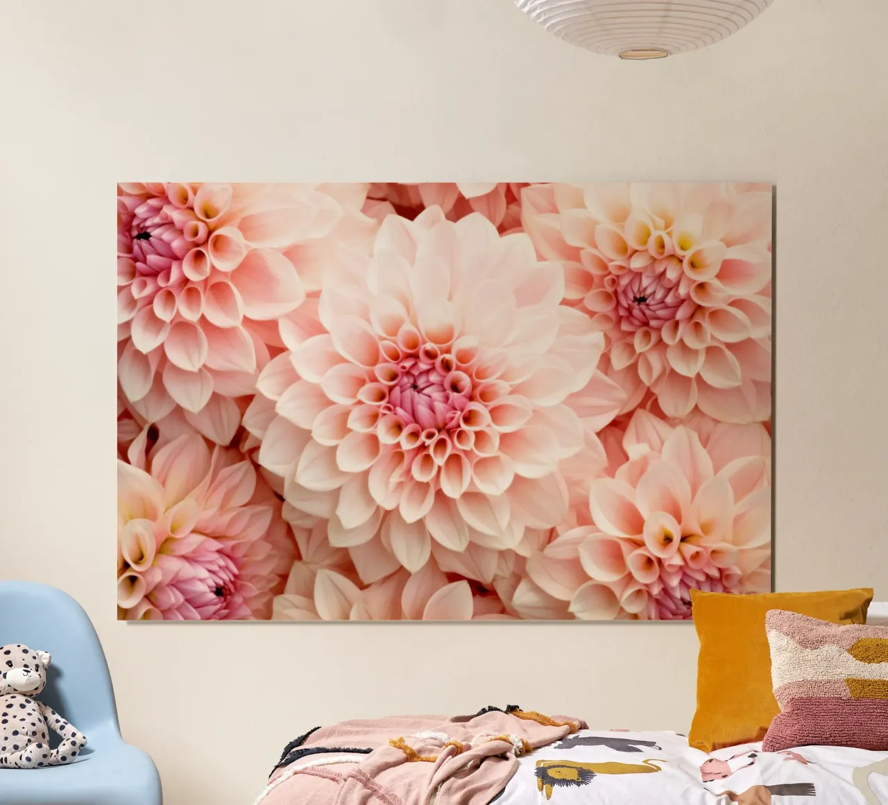 Dalie di velluto morbido color pesca Fiori da giardino poster con telaio in legno da Flower Garden - Uta Naumann