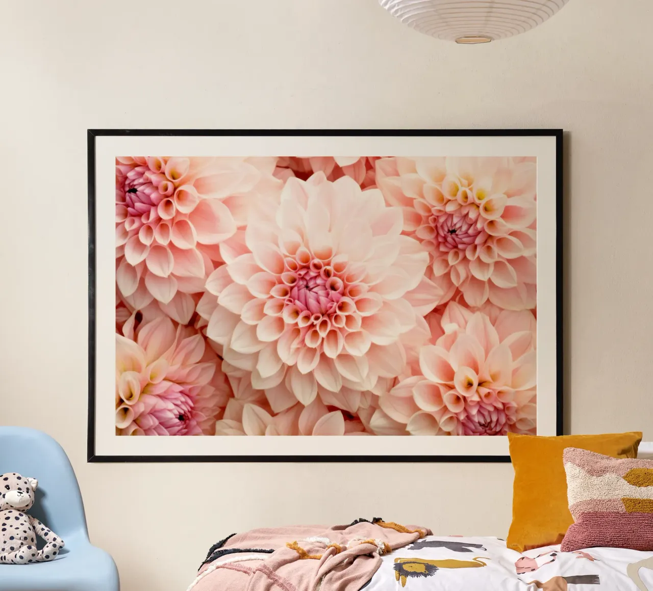 Dalie di velluto morbido color pesca Fiori da giardino poster con telaio in legno da Flower Garden - Uta Naumann