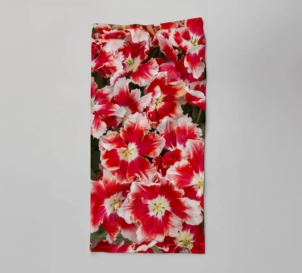 Eleganza audace: Tulipani rossi/bianchi asciugamano da bagno da Curious Collections by Marielle Leenders