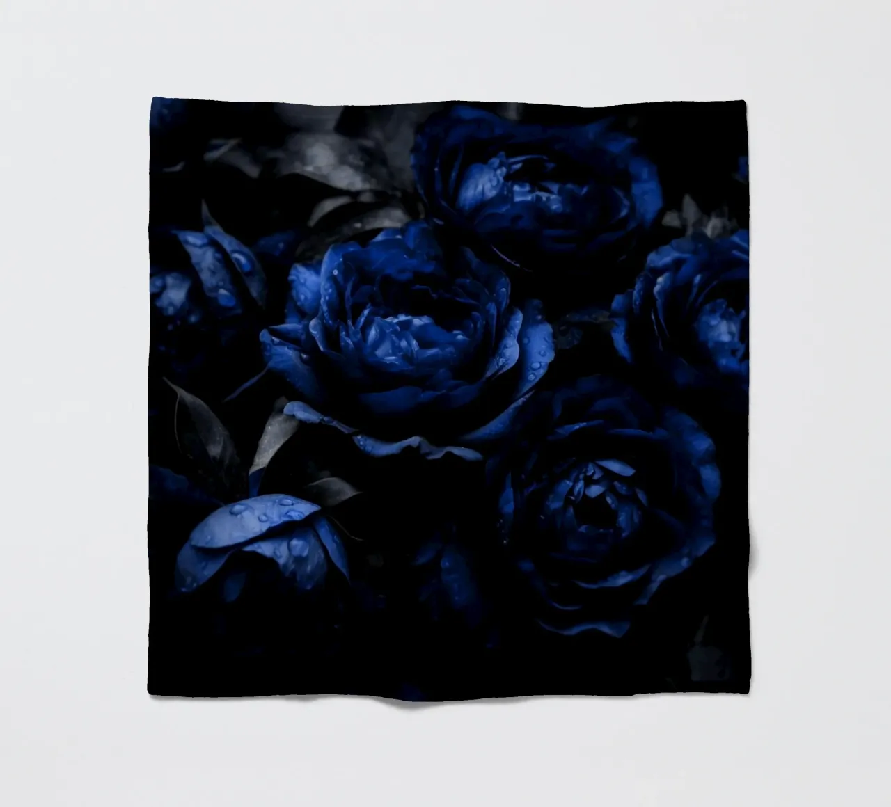 Giardino notturno di peonie in velluto blu e nero coperta in pile da Flower Garden - Uta Naumann