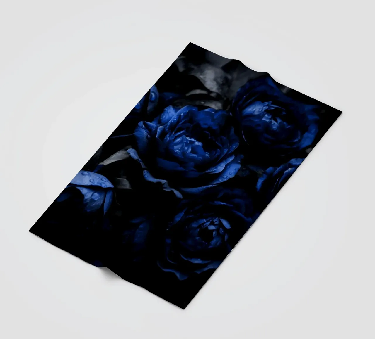 Giardino notturno di peonie in velluto blu e nero coperta in pile da Flower Garden - Uta Naumann