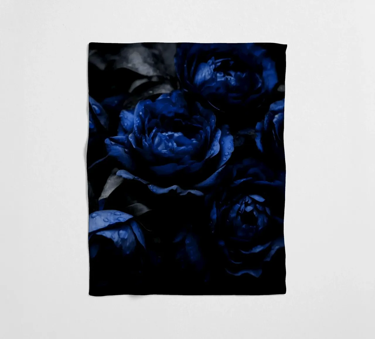 Giardino notturno di peonie in velluto blu e nero coperta in pile da Flower Garden - Uta Naumann