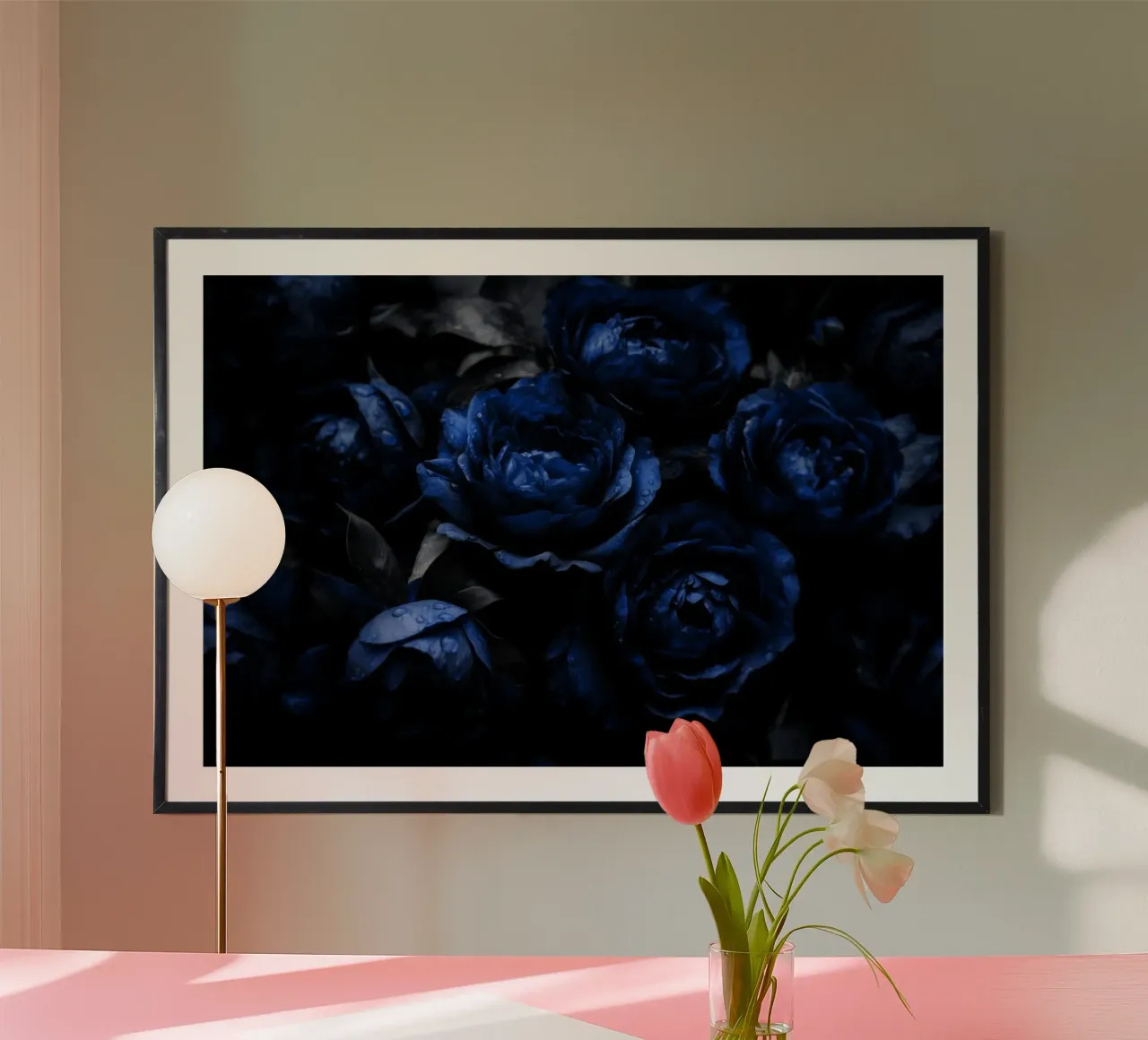 Giardino notturno di peonie in velluto blu e nero poster con telaio in alluminio da Flower Garden - Uta Naumann
