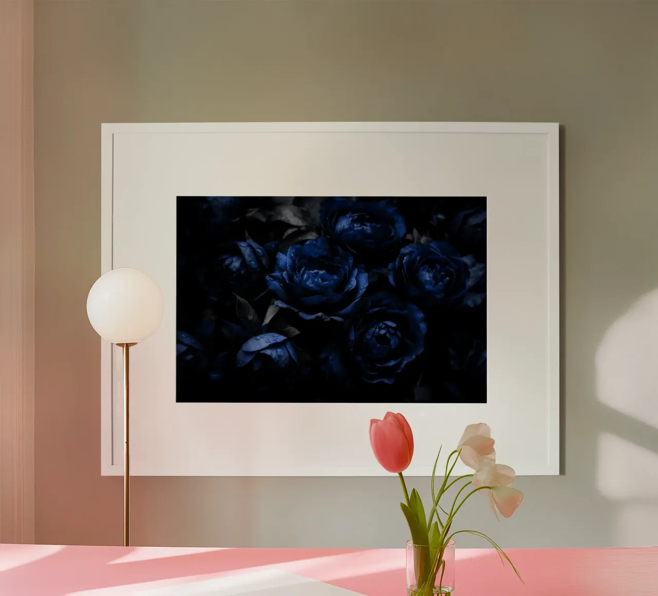 Giardino notturno di peonie in velluto blu e nero poster con telaio in alluminio da Flower Garden - Uta Naumann