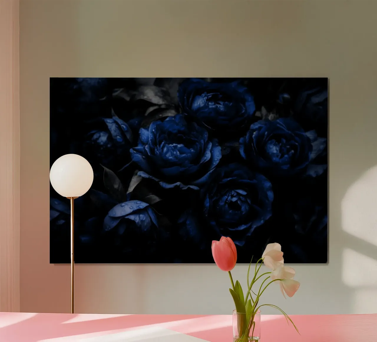 Giardino notturno di peonie in velluto blu e nero poster con telaio in alluminio da Flower Garden - Uta Naumann