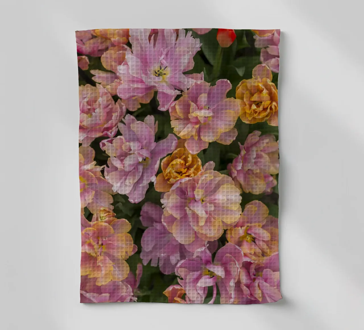 Elegantie in bloei: De schoonheid van roze/pricot tulpen theedoek van Curious Collections by Marielle Leenders