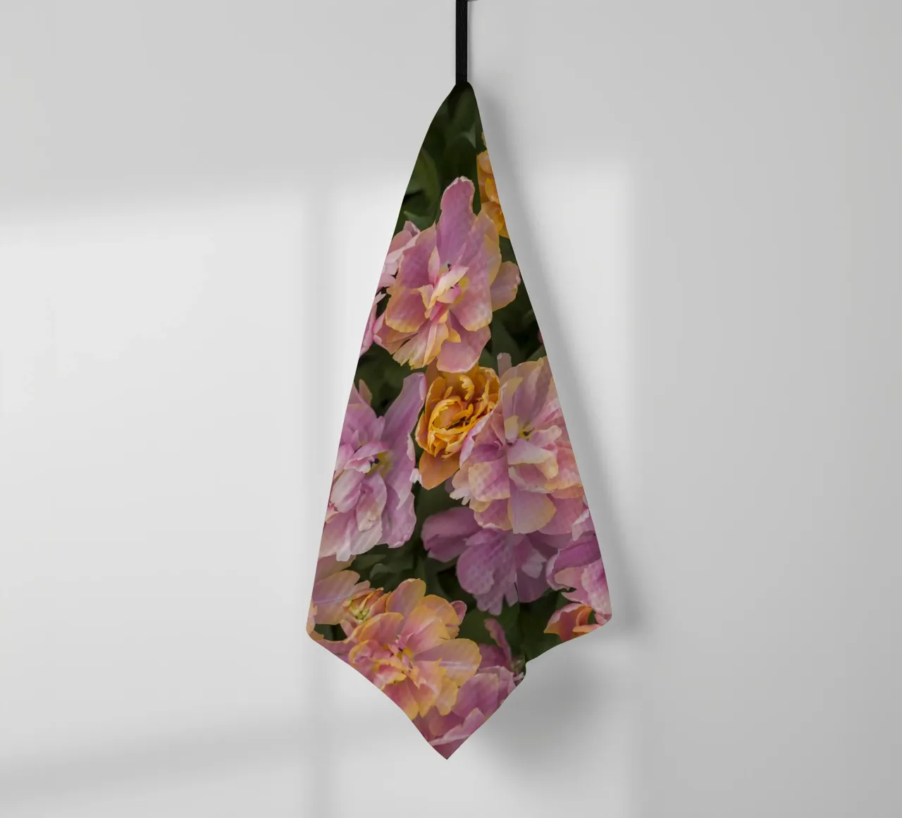 Elegantie in bloei: De schoonheid van roze/pricot tulpen theedoek van Curious Collections by Marielle Leenders