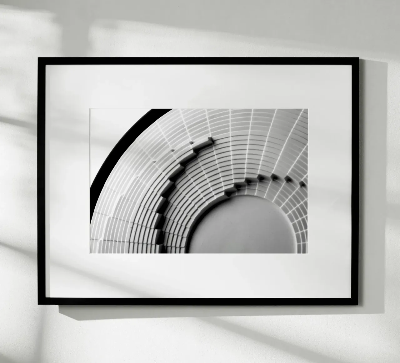 Detail Abstracte keramische kunst in zwart-wit poster met houten frame van Lisa Jureczko Arts Illustration