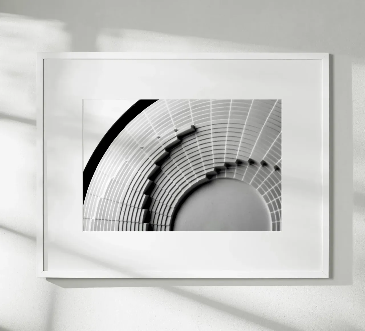 Detail Abstracte keramische kunst in zwart-wit poster met houten frame van Lisa Jureczko Arts Illustration