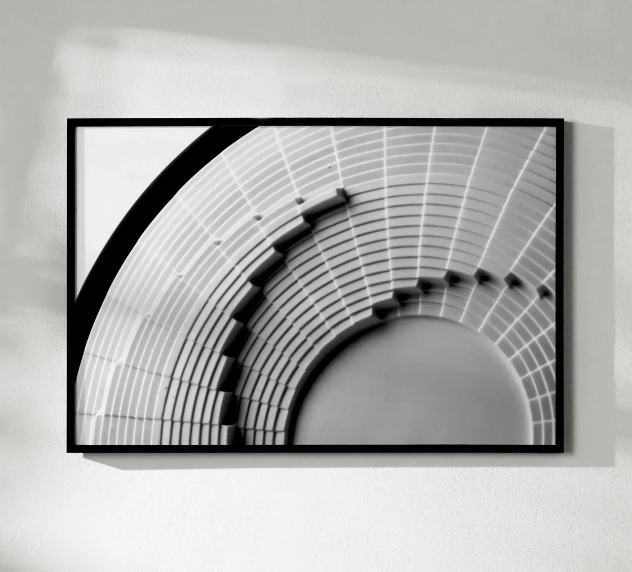 Detail Abstracte keramische kunst in zwart-wit poster met houten frame van Lisa Jureczko Arts Illustration