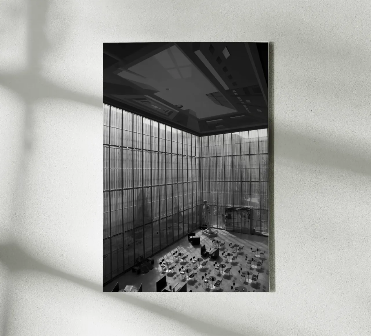 Schwarzweiss Fotografie Moderne Architektur Museum Retro Leinwand mit Schattenfugenrahmen von Lisa Jureczko Arts Illustration