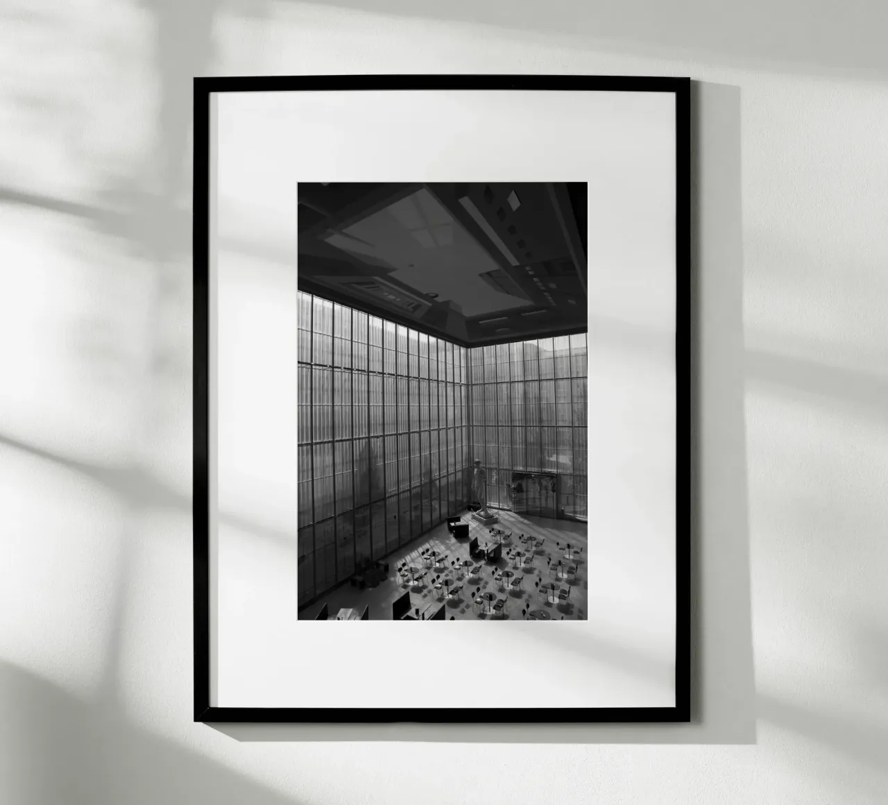 Photographie noir et blanc Architecture moderne Musée Rétro poster avec cadre en aluminium de Lisa Jureczko Arts Illustration