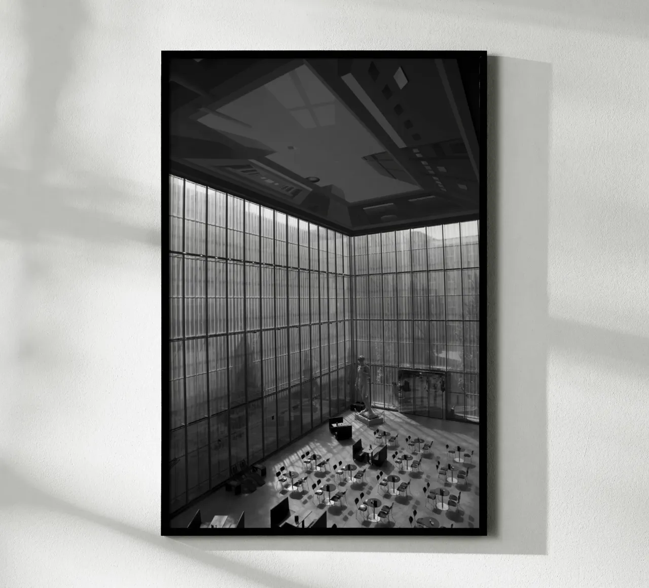 Photographie noir et blanc Architecture moderne Musée Rétro poster avec cadre en aluminium de Lisa Jureczko Arts Illustration
