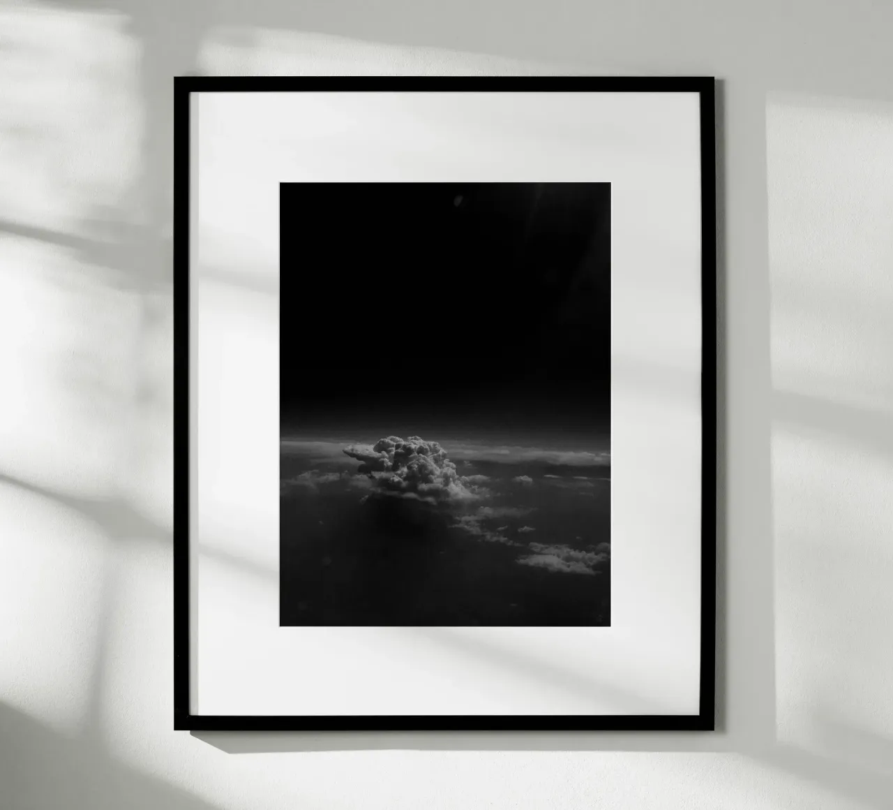Immense nuage devant un ciel noir, photographie analogique poster avec cadre en aluminium de Lisa Jureczko Arts Illustration