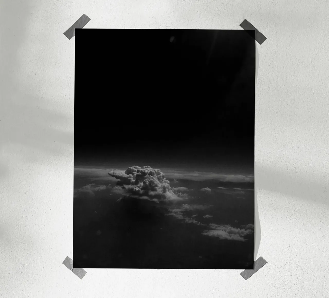 Immense nuage devant un ciel noir, photographie analogique poster avec cadre en aluminium de Lisa Jureczko Arts Illustration