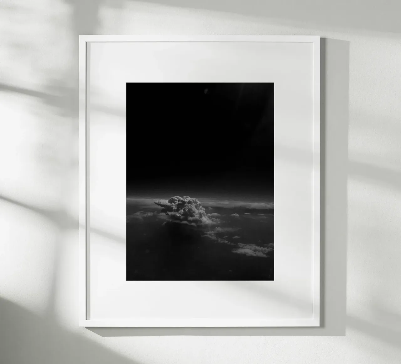 Immense nuage devant un ciel noir, photographie analogique poster avec cadre en aluminium de Lisa Jureczko Arts Illustration
