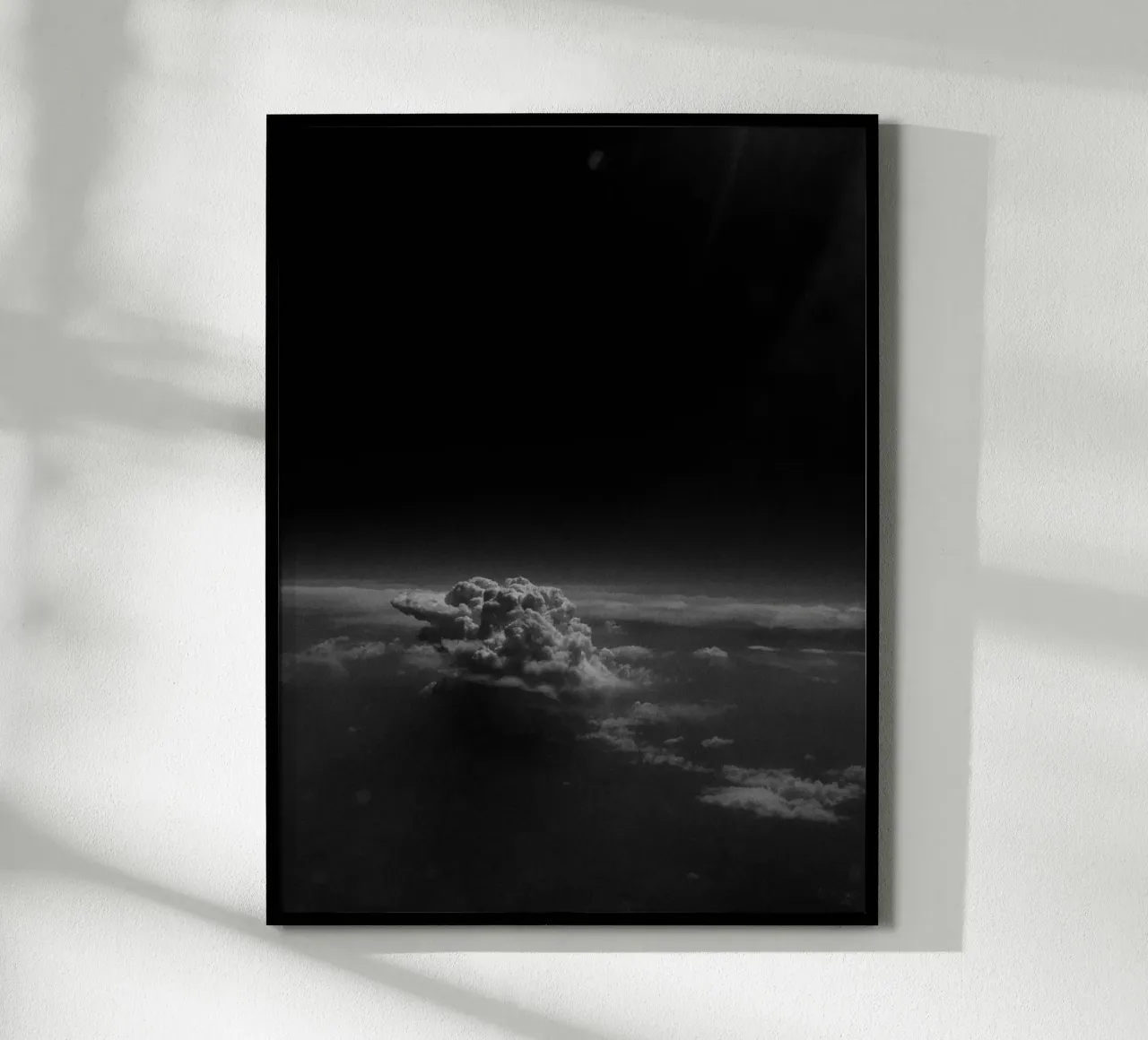 Immense nuage devant un ciel noir, photographie analogique poster avec cadre en aluminium de Lisa Jureczko Arts Illustration