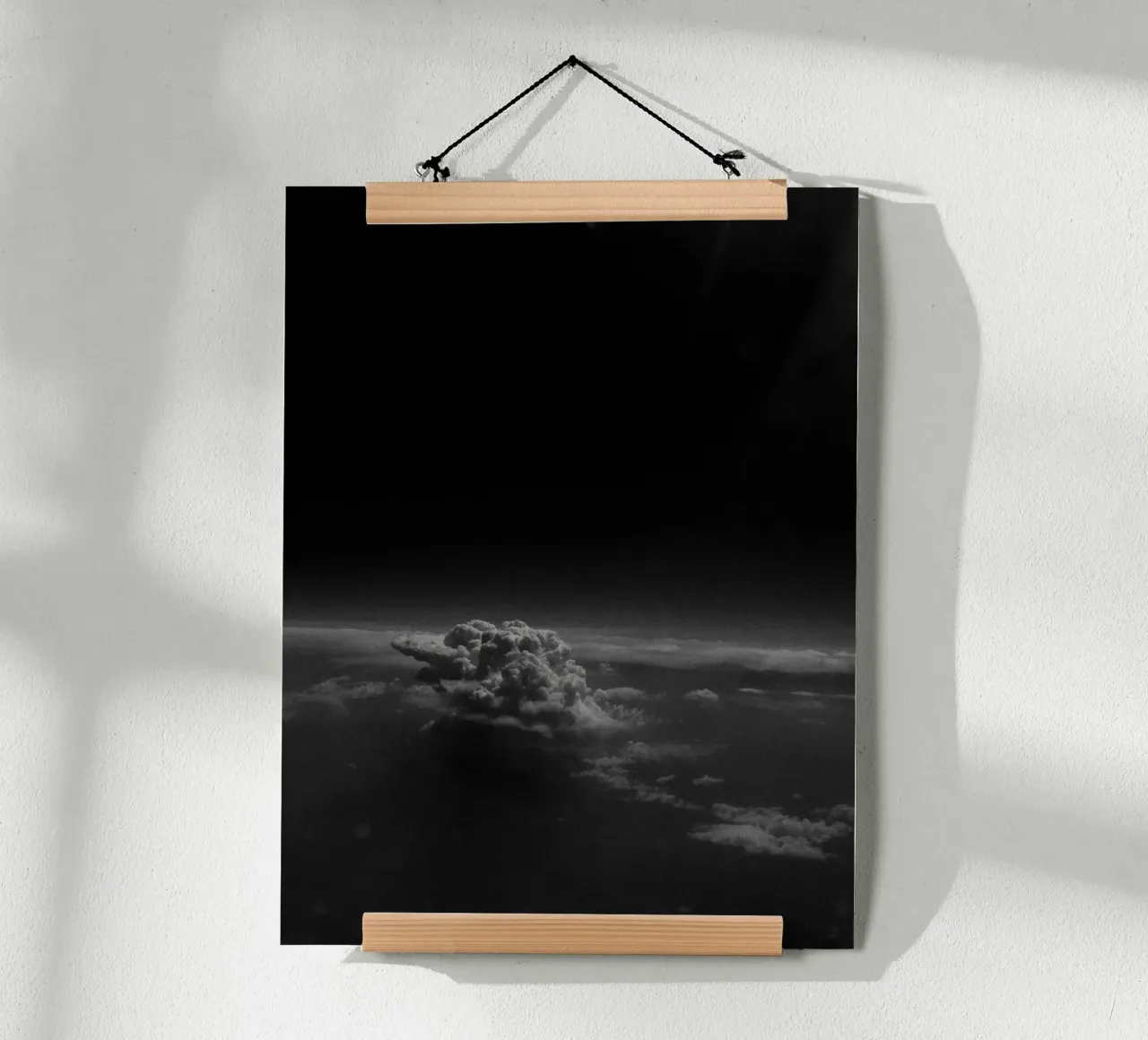 Immense nuage devant un ciel noir, photographie analogique poster avec cadre en aluminium de Lisa Jureczko Arts Illustration