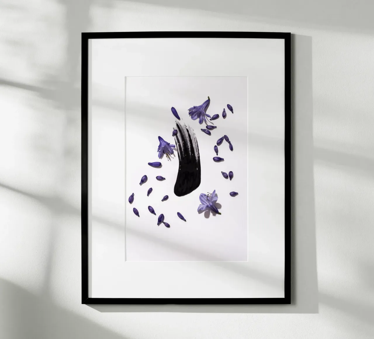 Vernice nera e fiori lilla poster da Lisa Jureczko Arts Illustration
