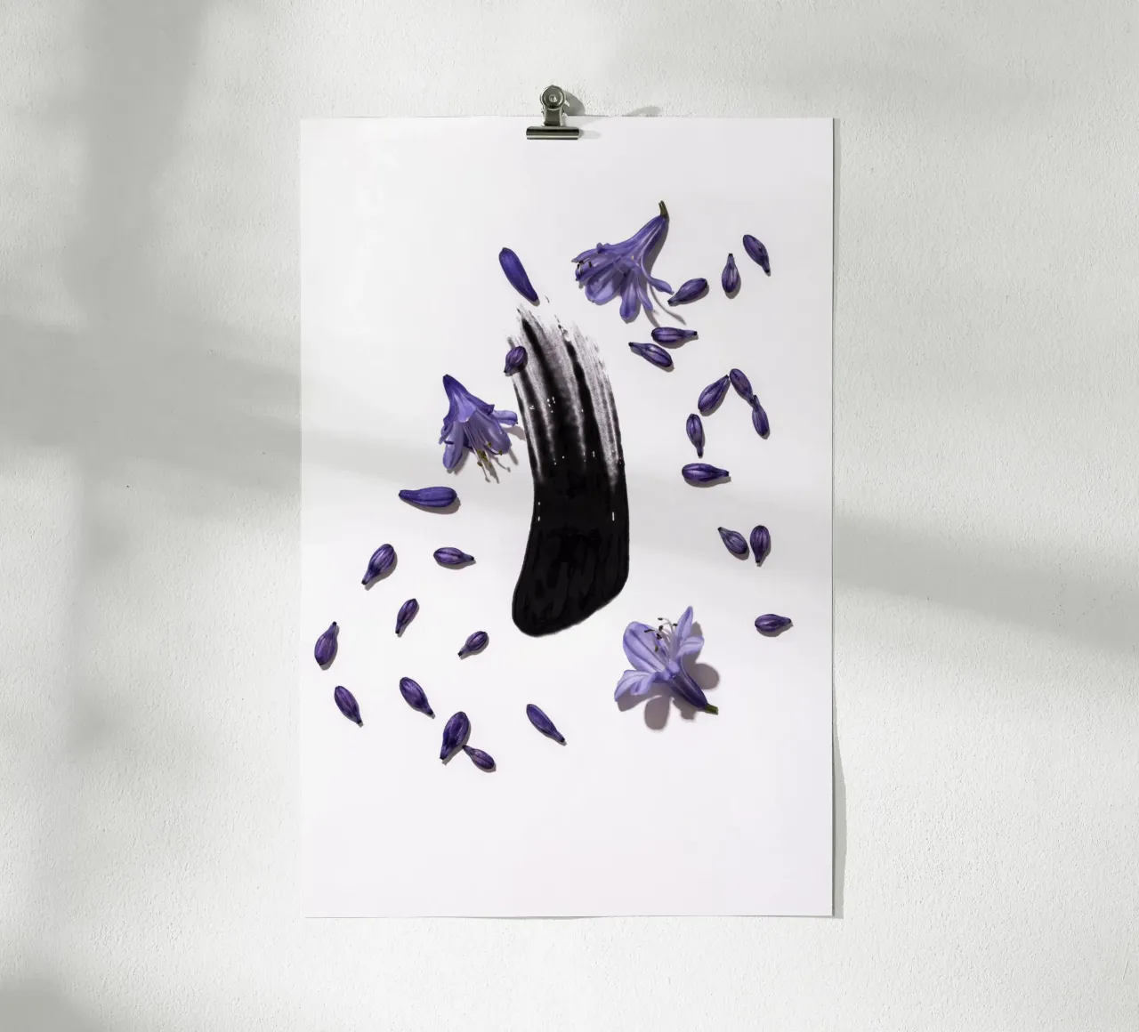 Vernice nera e fiori lilla poster da Lisa Jureczko Arts Illustration
