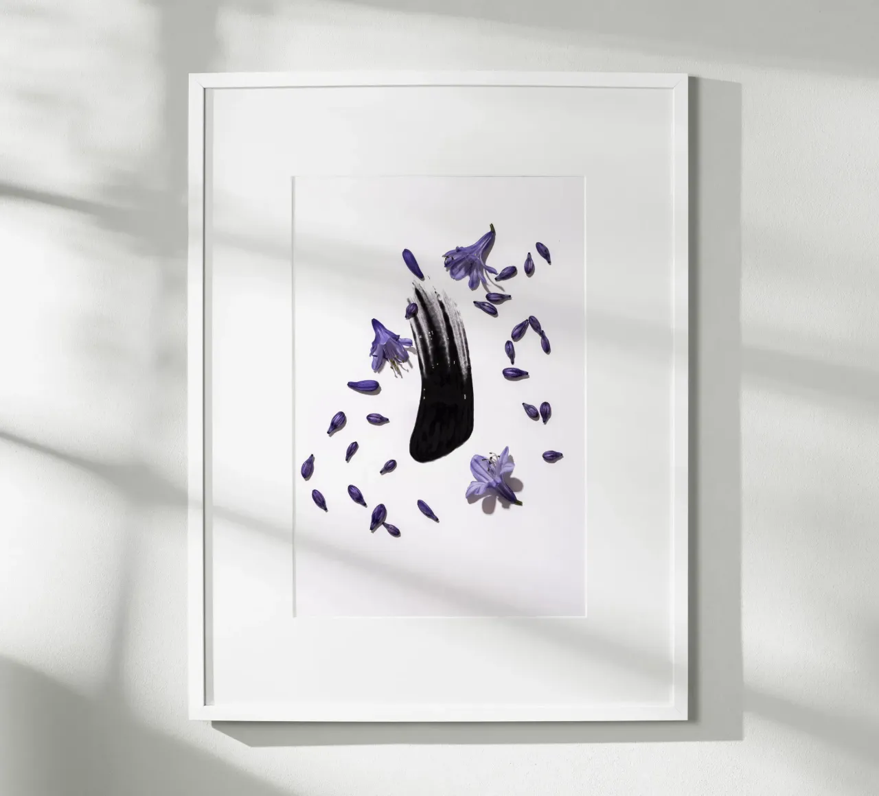 Vernice nera e fiori lilla poster da Lisa Jureczko Arts Illustration