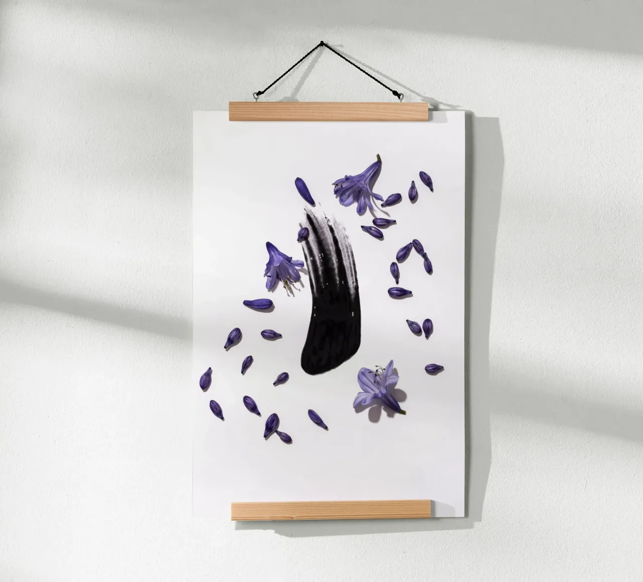 Vernice nera e fiori lilla poster da Lisa Jureczko Arts Illustration