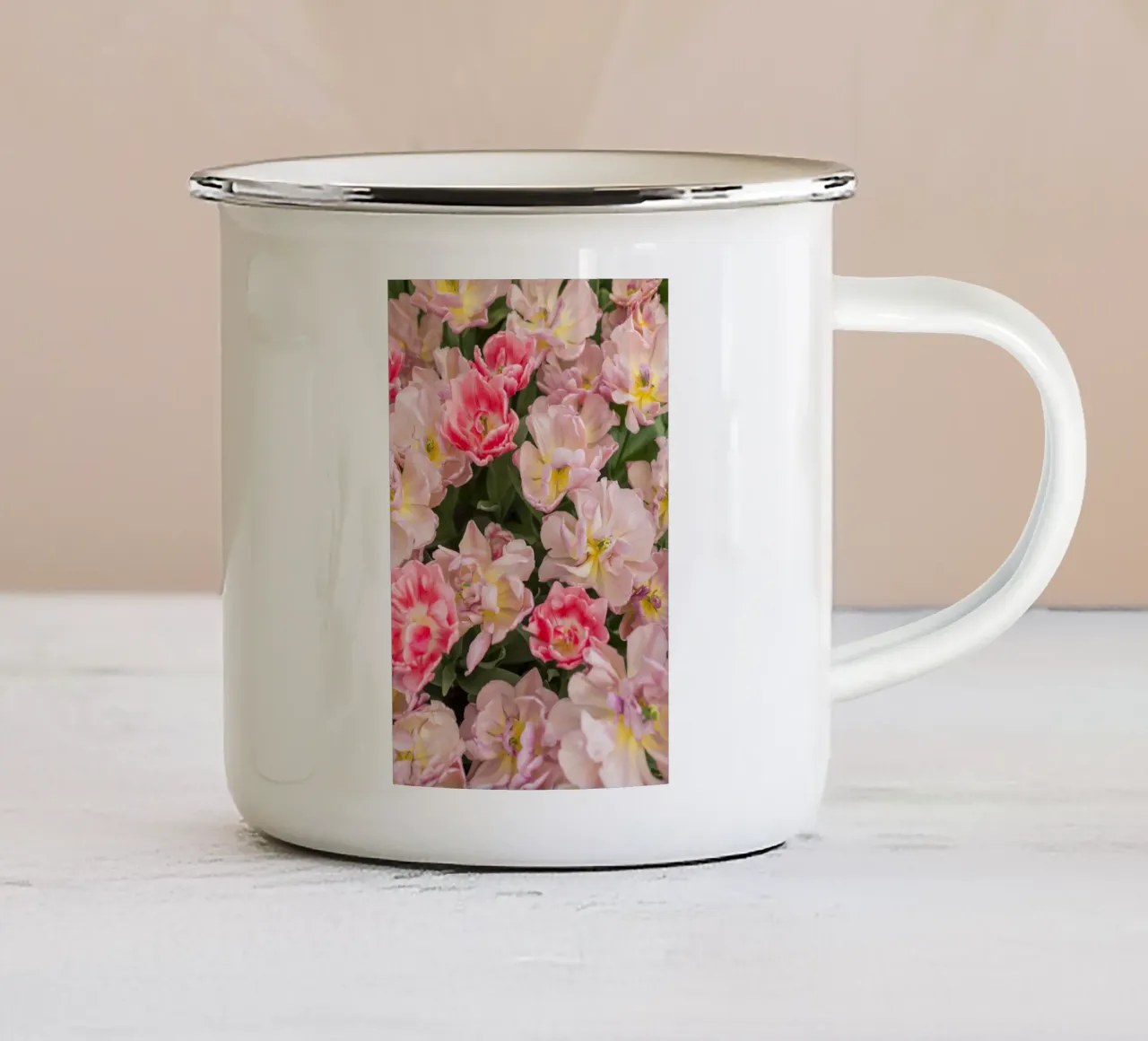 Grazia morbida: La bellezza dei tulipani rosa tazza in smalto da Curious Collections by Marielle Leenders