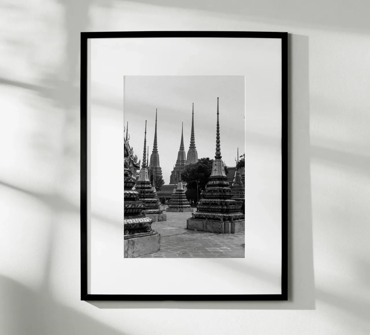 Fotografia analogica in bianco e nero Tempio di Bangkok poster con telaio in alluminio da Lisa Jureczko Arts Illustration