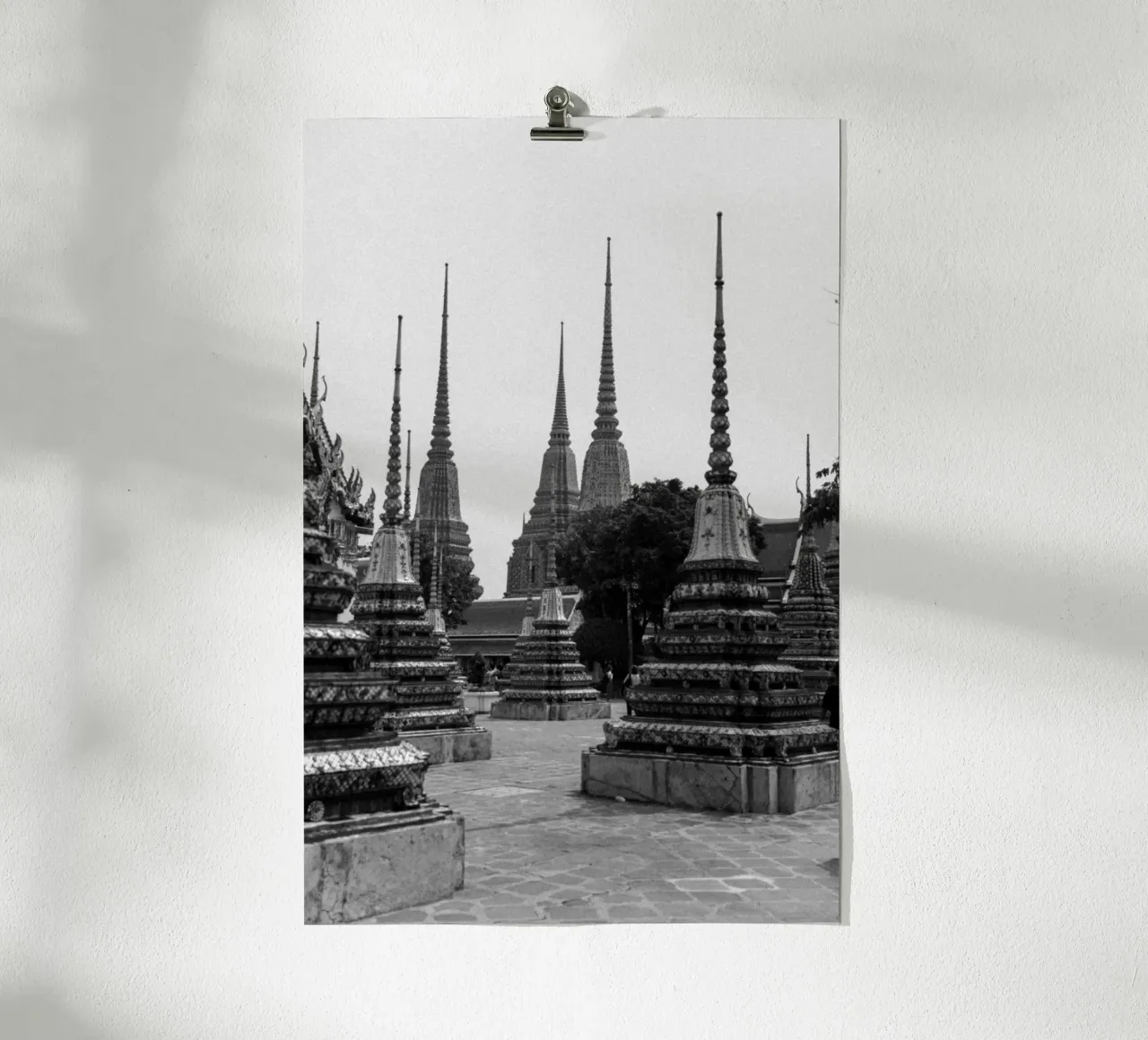 Fotografia analogica in bianco e nero Tempio di Bangkok poster con telaio in alluminio da Lisa Jureczko Arts Illustration