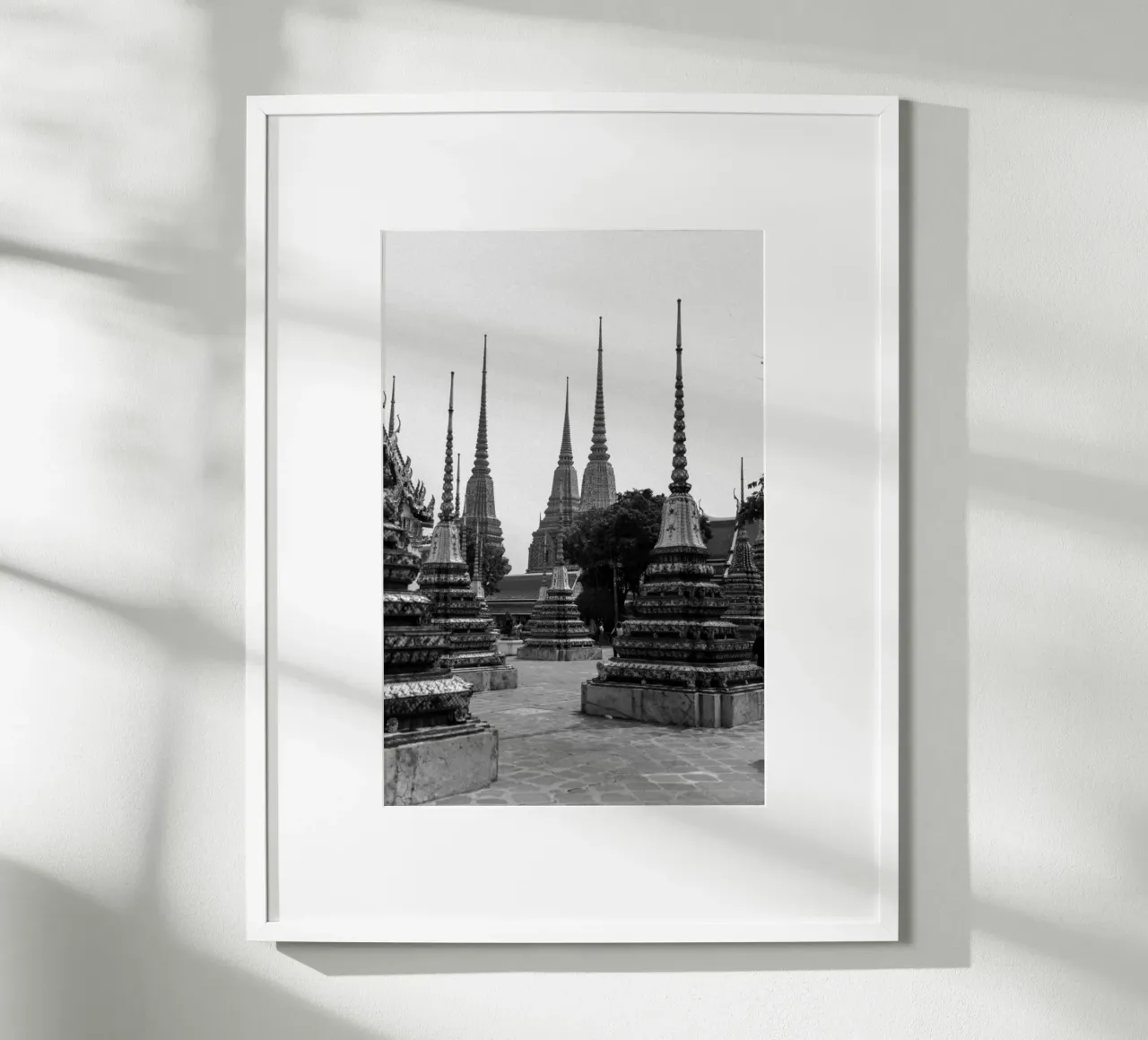 Fotografia analogica in bianco e nero Tempio di Bangkok poster con telaio in alluminio da Lisa Jureczko Arts Illustration