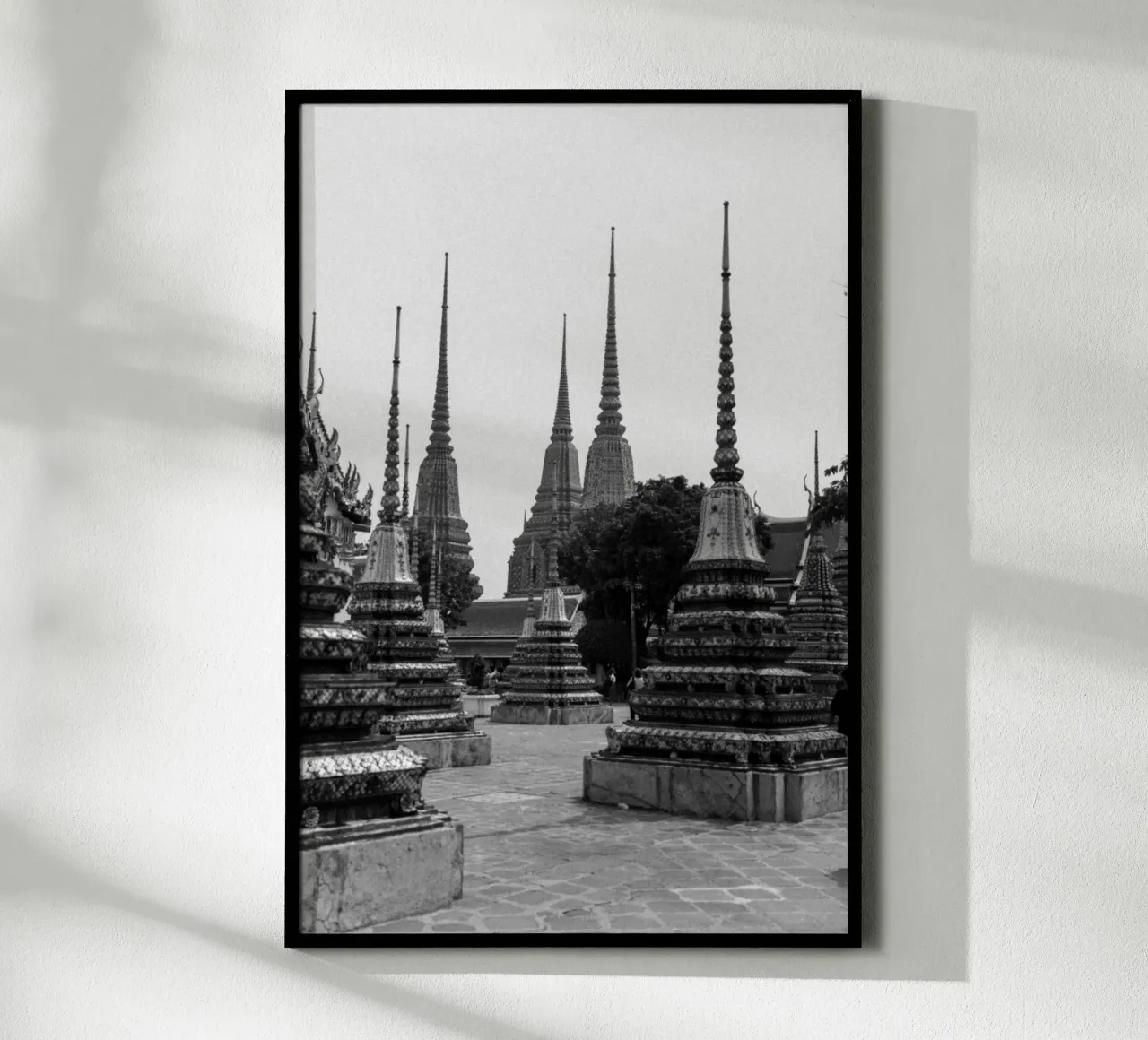 Fotografia analogica in bianco e nero Tempio di Bangkok poster con telaio in alluminio da Lisa Jureczko Arts Illustration