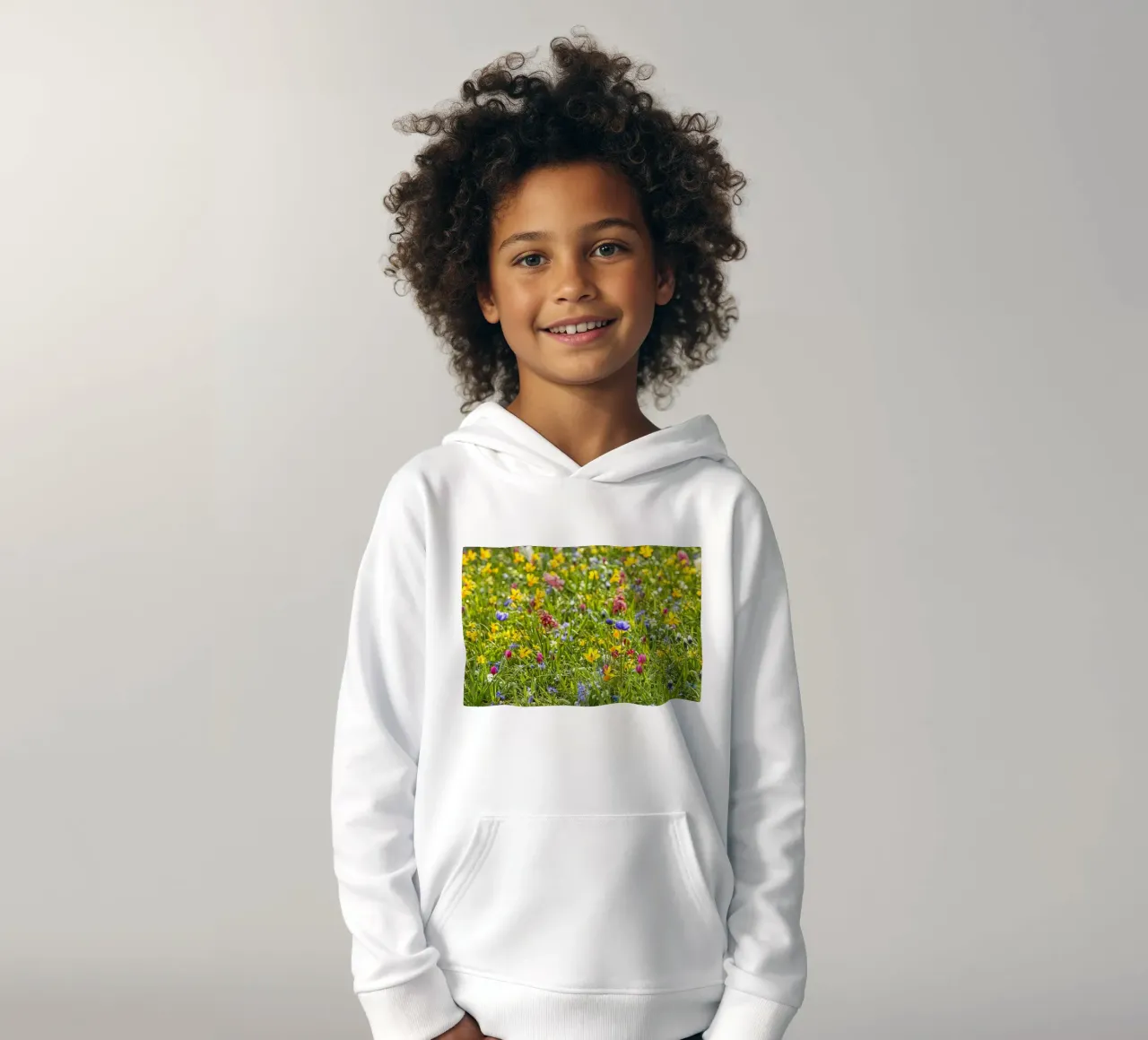 A Symphony of Color: Field of Mixed Flowers felpa bambino con cappuccio da Curious Collections by Marielle Leenders