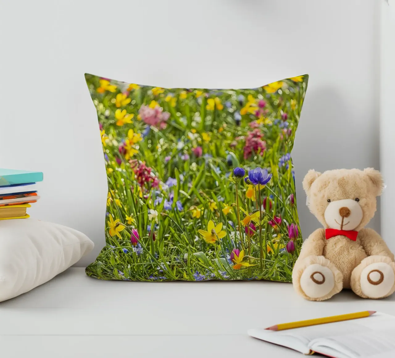 A Symphony of Color: Field of Mixed Flowers cuscino da Curious Collections by Marielle Leenders