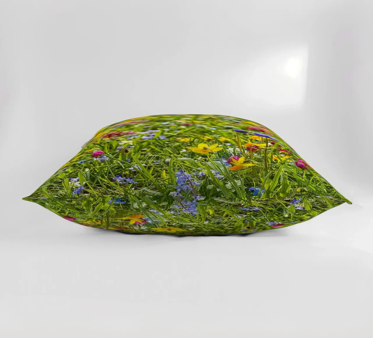 A Symphony of Color: Field of Mixed Flowers cuscino da Curious Collections by Marielle Leenders