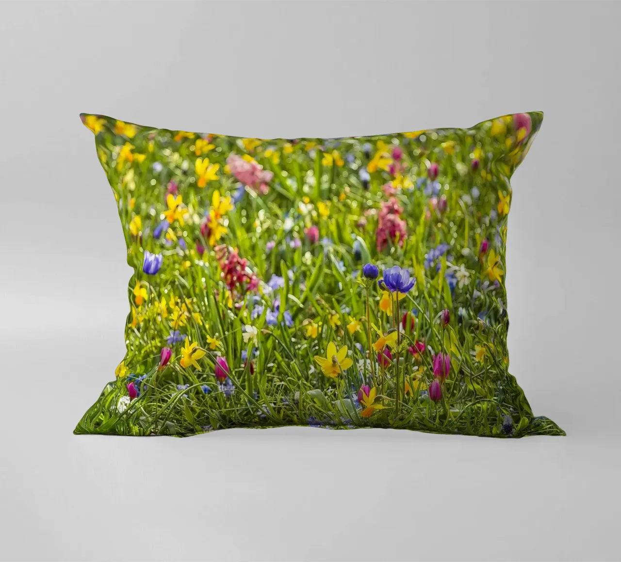 A Symphony of Color: Field of Mixed Flowers cuscino da Curious Collections by Marielle Leenders