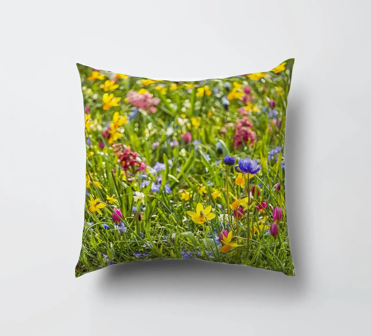A Symphony of Color: Field of Mixed Flowers cuscino da Curious Collections by Marielle Leenders