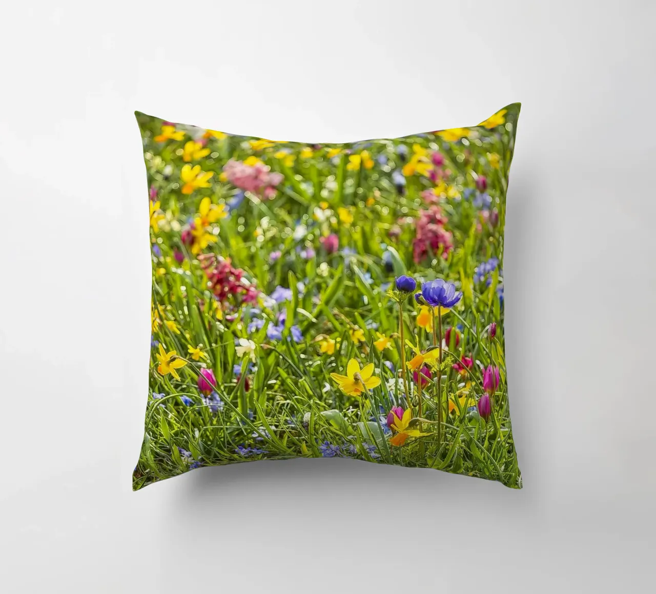 A Symphony of Color: Field of Mixed Flowers cuscino da Curious Collections by Marielle Leenders