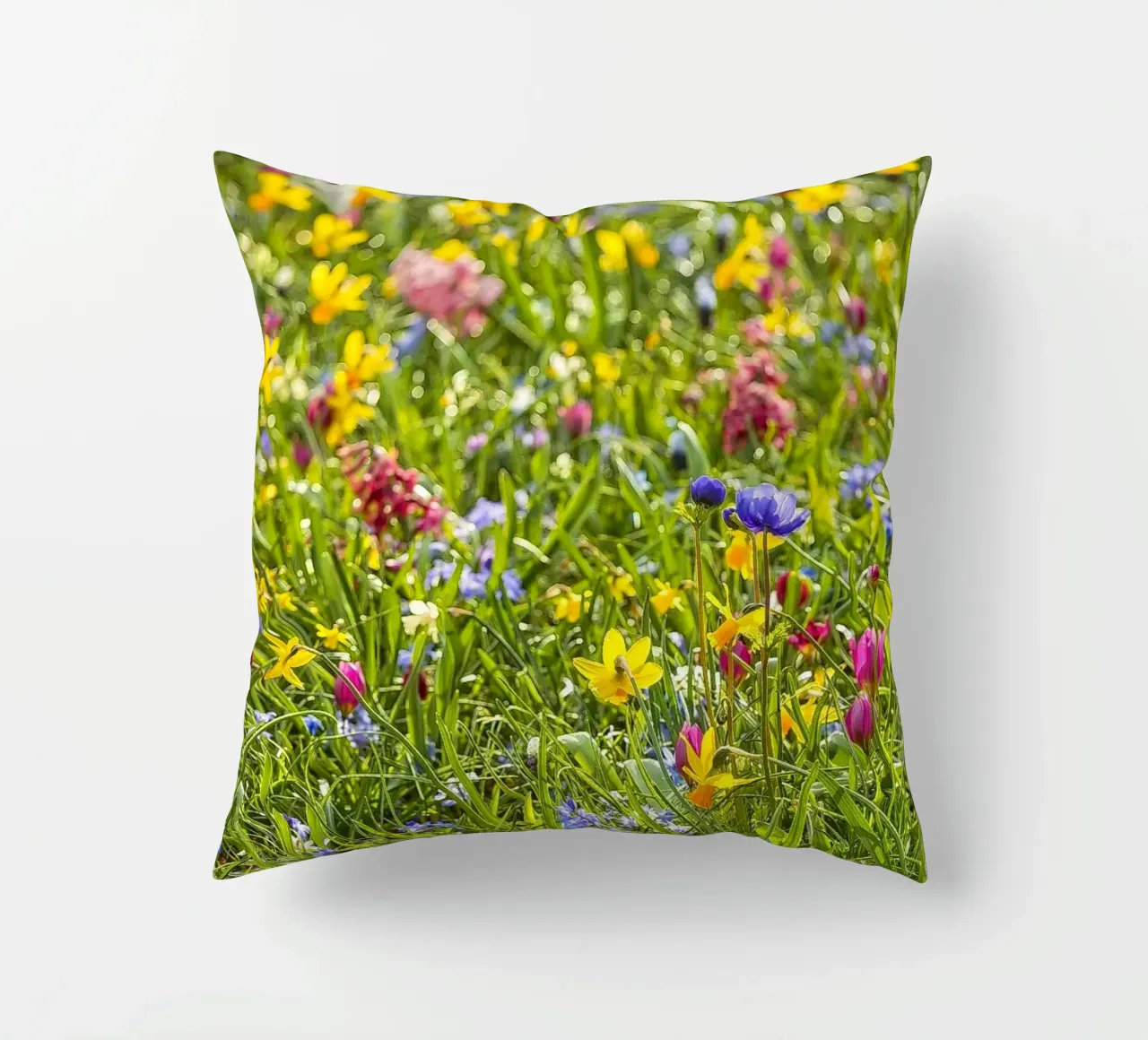 A Symphony of Color: Field of Mixed Flowers cuscino da Curious Collections by Marielle Leenders