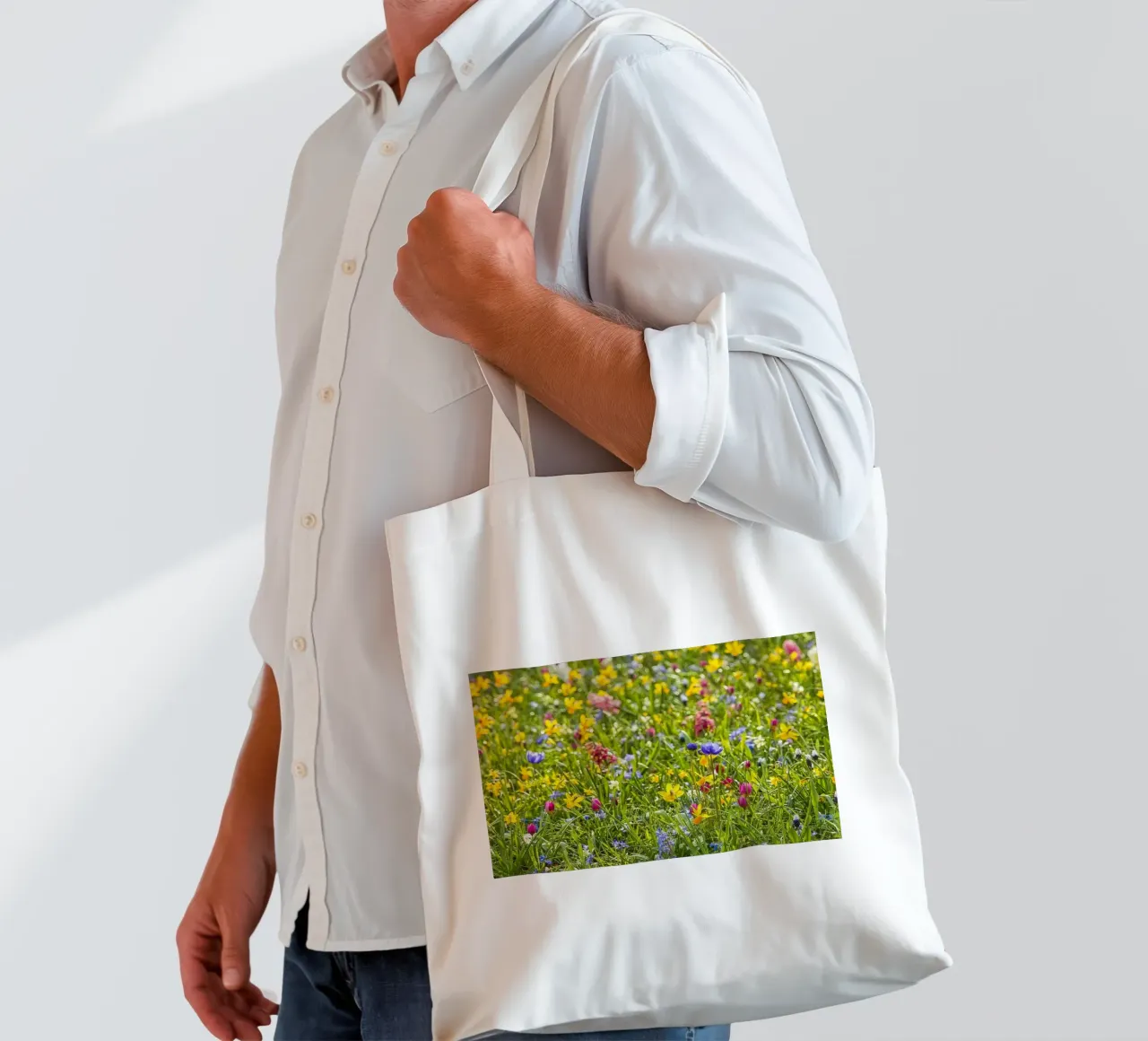 A Symphony of Color: Field of Mixed Flowers borsa in juta da Curious Collections by Marielle Leenders