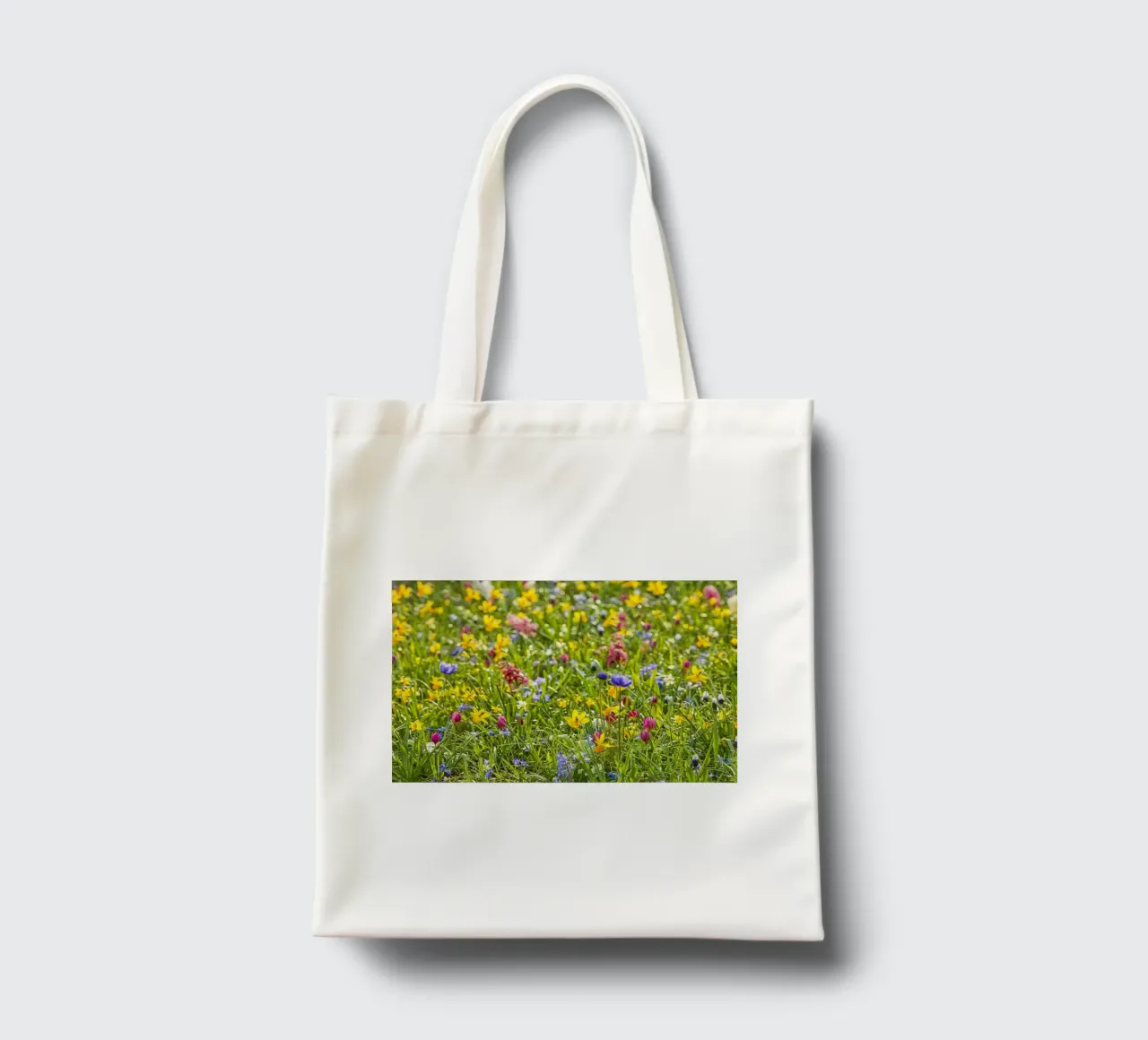 A Symphony of Color: Field of Mixed Flowers borsa in juta da Curious Collections by Marielle Leenders
